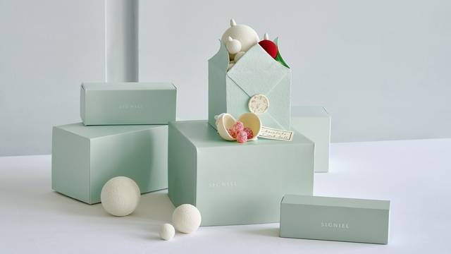 21만원에 구성된 ‘크리스마스 오너먼트 박스 ' 케이크. 롯데 시그니엘 서울 홈페이지