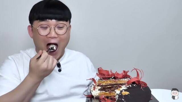 유튜버 흑백리뷰가 40만원짜리 케이크를 리뷰하며 ‘파인다이닝급’이라고 평했다. 흑백리뷰 유튜브 영상 캡처