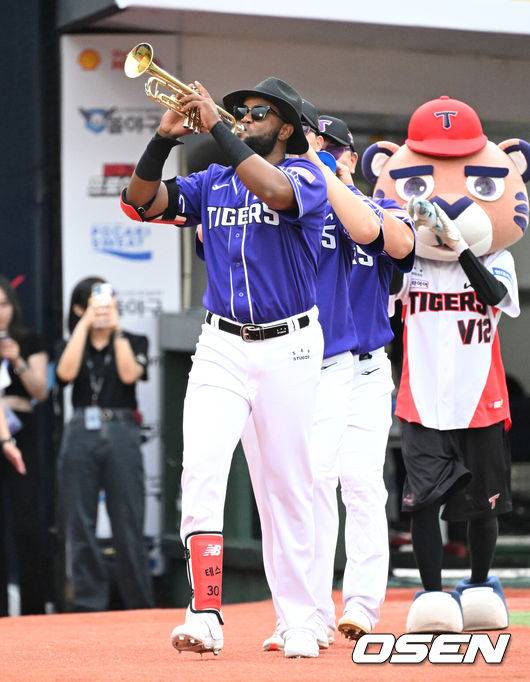 [OSEN=이대선 기자] 1회말 드림 올스타 소크라테스가 트럼펫을 불며 타석으로 들어서고 있다. 2023.07.15 /sunday@osen.co.kr