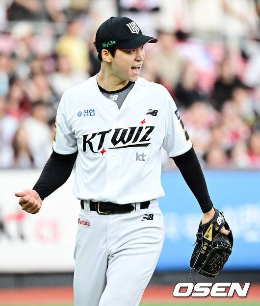 [OSEN=수원, 지형준 기자] 1일 오후 수원KT위즈파크에서 2024 신한 SOL뱅크 KBO리그 KT 위즈와 SSG 랜더스의 5위 결정전이 열렸다.KT는 엄상백, SSG는 로에니스 엘리아스를 선발로 내세웠다.2회초 2사 1,3루에서 KT 엄상백이 SSG 오태곤을 유격수 땅볼로 처리하며 기뻐하고 있다. 2024.10.01 / jpnews@osen.co.kr