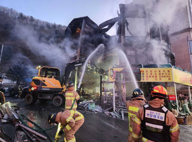 ▲14일 오전 3시 30분께 강원 정선군 사북읍 군립병원 인근 꽃집에서 불이 나 소방대원들이 진화하고 있다. 사진은 기사와 무관함.ⓒ연합뉴스