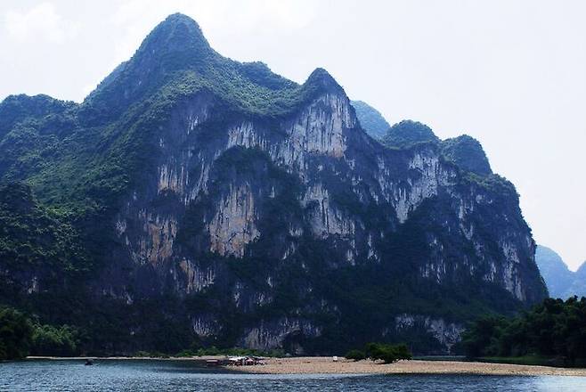 아홉 개의 말을 절벽에 그린 듯하다고 붙여진 구마화산(九馬畵山)