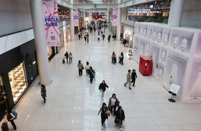 16일 오후 인천국제공항 제1터미널 면세구역에서 여행객들이 이동하고 있다. 뉴스1