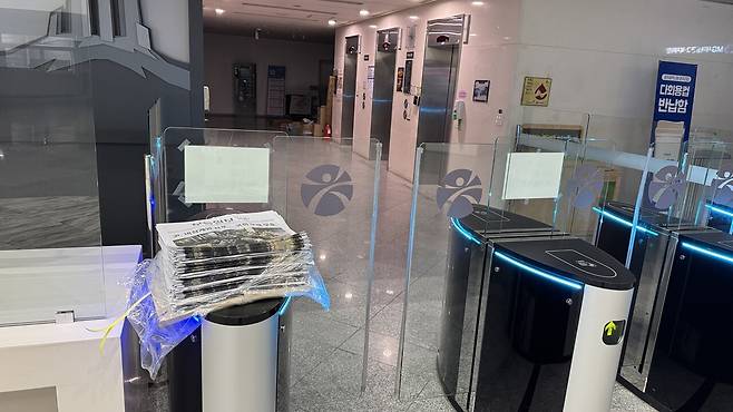 12월3일 계엄령 선포와 해제 이후 긴급하게 제작된 <무등일보> 호외가 12월4일 새벽 광주시청 출입구에 놓여 있다. ⓒ<무등일보> 제공