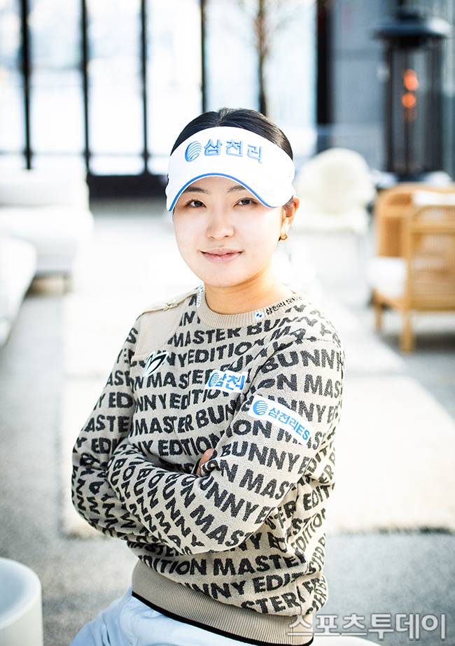 2024시즌 KLPGA 투어 신인왕을 차지한 유현조가 스포츠투데이와 인터뷰를 진행하며 포즈를 취하고 있다. / 사진=팽현준 기자