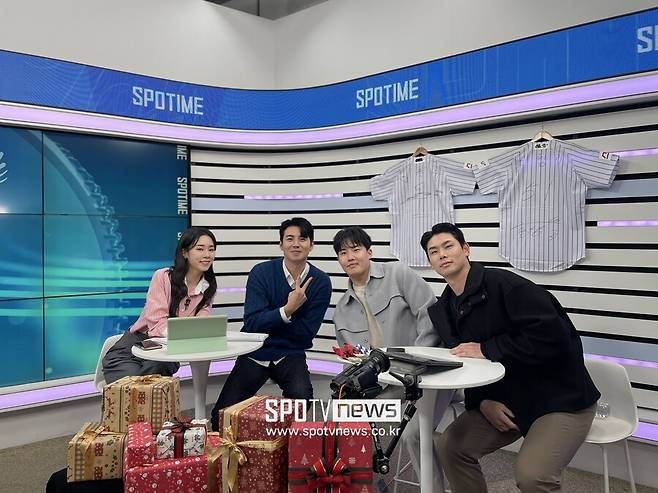 ▲ 왼쪽부터 SPOTV 노윤주 아나운서, 이대형 야구 해설위원, LG 임찬규와 홍창기. ⓒ 신원철 기자