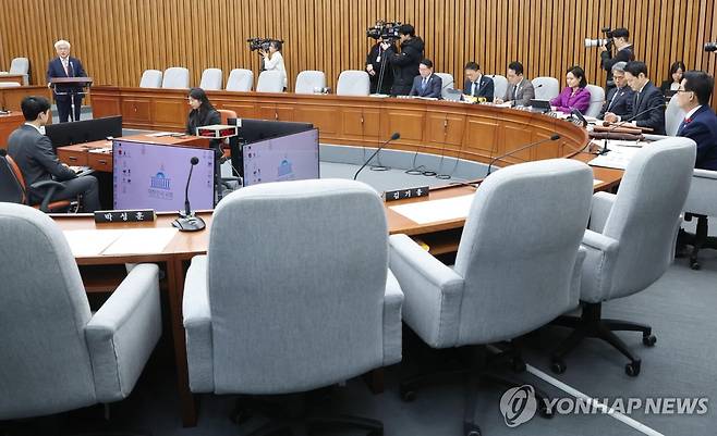 여당 불참한 헌법재판관 인사청문회 (서울=연합뉴스) 김주성 기자 = 23일 오전 서울 여의도 국회에서 열린 마은혁 헌법재판관 후보자에 대한 인사청문회가 야당 단독으로 열리고 있다.
국민의힘은 헌법재판관 임명동의안을 강행 처리하는 경우 즉시 헌법재판소에 권한쟁의심판을 제기할 방침이다. 2024.12.23 utzza@yna.co.kr