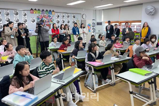 지난 3일 ‘2024 유네스코 교육의 미래 국제포럼’에 참가한 세계 각국 교육 전문가들이 수원시 영통구 산의초에서 하이러닝을 활용한 수업을 참관하고 있다.(사진=경기도교육청)