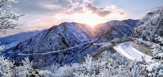 (평양 노동신문=뉴스1) = 북한 노동당 기관지 노동신문은 24일 1991년 12월 24일 김정일 국방위원장이 조선인민군 최고사령관에 추대된 때를 조명하면서 "위대한 장군님의 혁명무력 건설 업적은 만대에 빛나리"라고 선전했다. [국내에서만 사용가능. 재배포 금지. DB 금지. For Use Only in the Republic of Korea. Redistribution Prohibited] rodongphoto@news1.kr