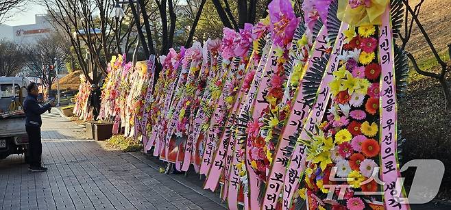 경북 구미시가 이승환 콘서트 대관을 취소하자 24일 대관 취소를 지지하는 100여개의 격려 화환이 구미시청에 배달돼 정문앞에 늘어서 있다. 전국에서 배송된 화환에는 '정치 연예인 이승환 콘서트 취소결정을 환영한다', '정치선동 이승환 콘서트 철회를 지지한다'. '보수의 심장 구미시장 최고' 라는 문구가 적혀있다. 2024.12.24/뉴스1 ⓒ News1 정우용 기자