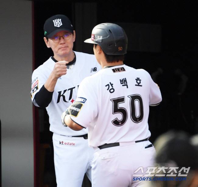 9일 수원KT위즈파크에서 열린 준플레이오프 4차전 KT 위즈와 LG 트윈스의 경기. 5회말 KT 강백호가 솔로포를 날린 뒤 환호하고 있다. 수원=박재만 기자 pjm@sportschosun.com/2024.10.09/