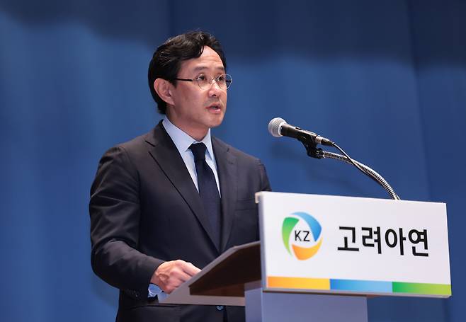 지난달 기자회견을 하고 있는 최윤범 고려아연 회장의 모습/연합뉴스