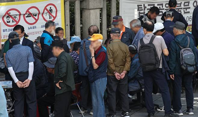 서울 종로구 탑골공원에서 어르신들이 장기를 구경하고 있다. /뉴스1