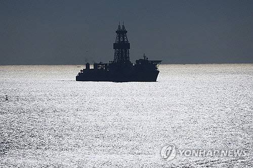 지난 9일 부산 남외항에 동해심해 가스전 유망구조에 석유·가스가 묻혀 있는지를 확인할 시추선 '웨스트 카펠라'호가 입항해 있다. 연합뉴스