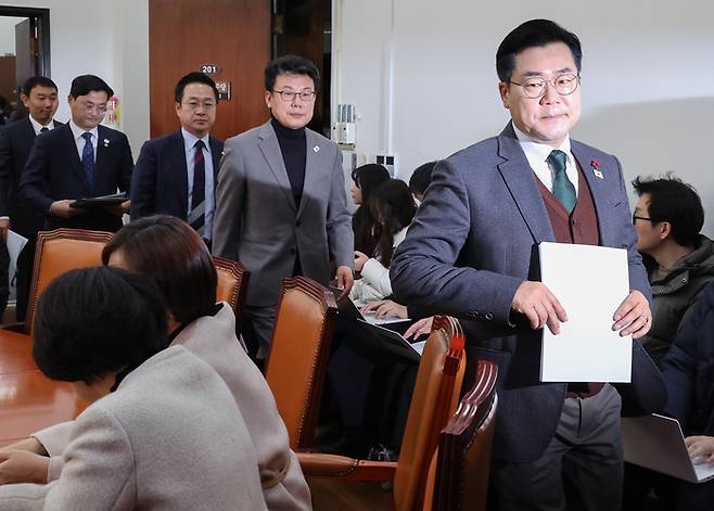 더불어민주당 박찬대 원내대표가 24일 오전 서울 여의도 국회에서 열린 원내대책회의에 입장하고 있다. 연합뉴스