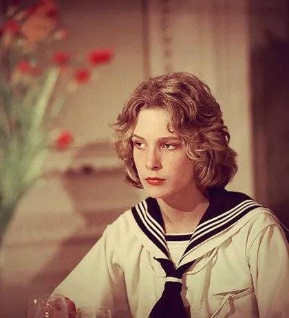 ncdVxZnysyfqSpPYa8ND9lgbKEQ2CvkNLDezOyXB_6oW2OFBLTOcuZpzP3cr-gCIDp5-woqOXpHlZndF1lSz5g.webp.ren.jpg 당시 세기의 미소년으로 불리며 만화 베르사이유의 장미 "오스칼"의 실제 모델이었다는 배우.jpg