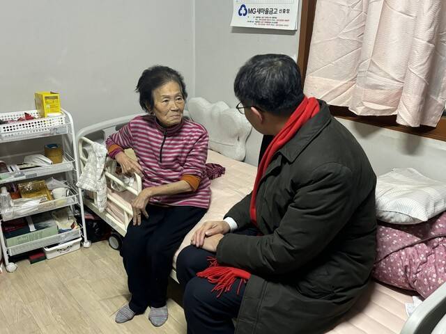 서울 중구 황학동의 한 주택에서 정남순씨가 이기일 보건복지부 1차관과 이야기하고 있다. 정씨는 사단법인 ‘어르신의 안부를 묻는 우유배달’로부터 우유를 배달받고 있다. 김윤주 기자 kyj@hani.co.kr