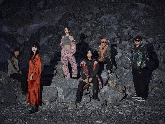 이날치는 판소리에 뿌리를 두고 팝으로의 장르 변주를 시도하는 얼터너티브 팝 밴드다. 왼쪽부터 이용진(드럼), 최수인(보컬), 전효정(보컬), 노디(베이스), 안이호(보컬), 장영규(베이스)로 구성됐다. 사진 하이크