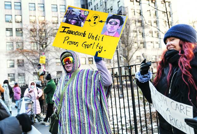 법원 앞에서 '유죄 입증 때까지 무죄' 등의 팻말을 들고 시위하는 사람들. EPA연합뉴스