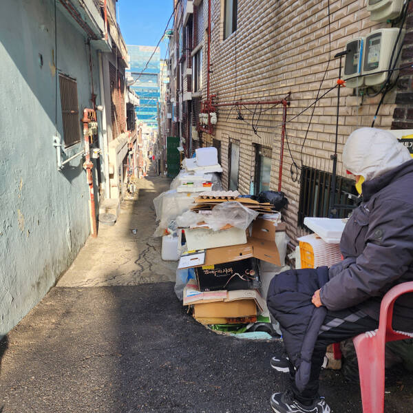 23일 오전 10시께 성남시 수정동의 한 다가구주택 반지하에 거주하는 이용순씨(가명·70대)가 집 내부의 추위를 피해 외부에 나와 앉아있다. 한준호기자