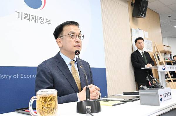 ▲ 최상목 부총리 겸 기획재정부 장관이 12월23일 정부세종청사 기재부 기자실에서 출입기자단 간담회를 열고 있다. 사진=기획재정부 홈페이지