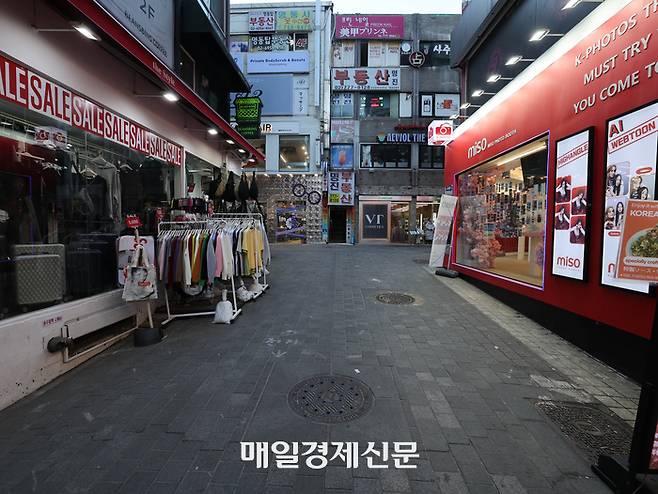 비상계엄 사태로 정치적 불확실성이 커지고 금융시장 변동성이 확대되면서 12월 소비심리가 세계 금융위기 이후 가장 큰 폭으로 위축된 것으로 나타난 가운데 24일 오후 12시경 한산한 명동거리가 한산하다.. 2024.12.24[이충우 기자]