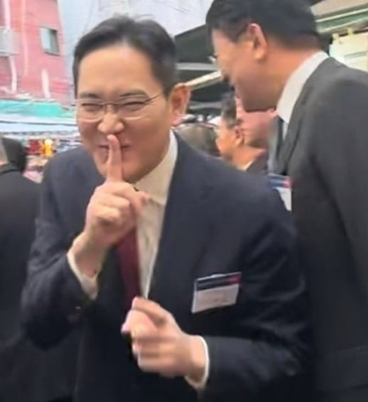 이재용 삼성전자 회장의 ‘쉿’ 포즈 사진. [사진출처 = 온라인 커뮤니티 갈무리]