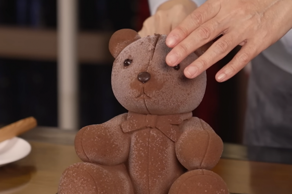 박미선이 호텔신라의 크리스마스 한정판 케이크 ‘신라 베어즈 위스퍼’를 먹기 위해 케이크 커팅칼로 자르고 있다. 유튜브 채널 ‘마미선’ 캡처