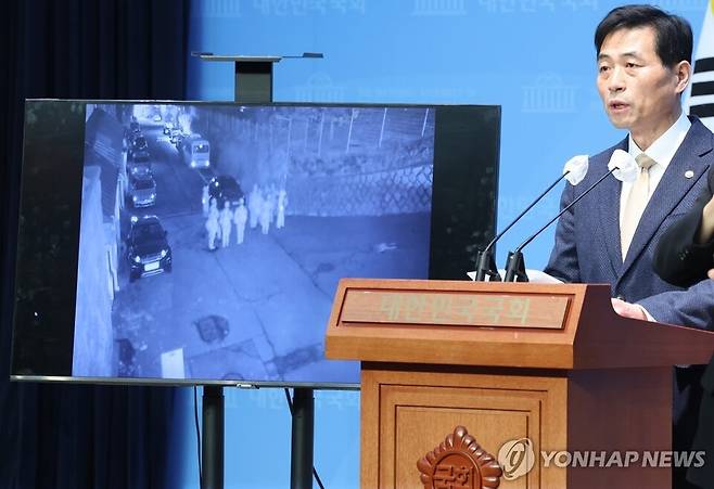 김민기 국회 사무총장이 24일 서울 여의도 국회 소통관에서 지난 4일 윤석열 대통령이 비상계엄을 선포했을 당시 국회의장 공관으로 출동한 군인들이 포착된 공관 폐쇄회로(CC)TV를 공개하고 있다. ⓒ연합뉴스