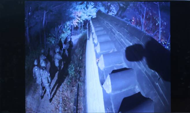 김민기 국회 사무총장이 24일 서울 여의도 국회 소통관에서 지난 4일 비상계엄 선포 당시 국회의장 공관으로 출동한 군인들이 포착된 공관 CCTV를 공개했다. ⓒ연합뉴스