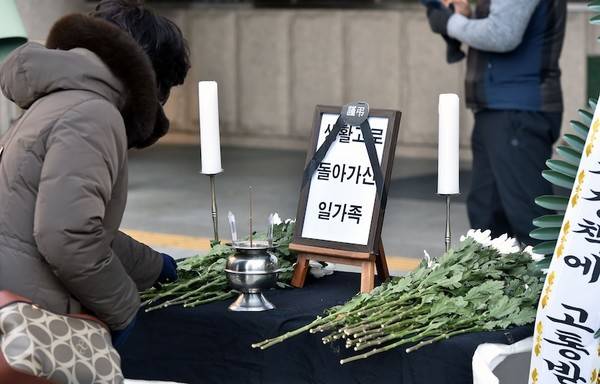 반빈곤네트워크 참가자들이 2019년 대구 일가족 생활고 사망사건 기자회견을 가진 후 분향소에 헌화하고 있다. [사진=뉴시스]