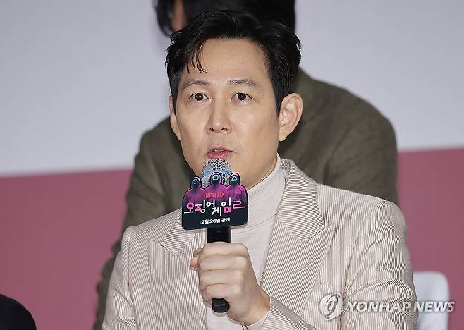 인사말하는 이정재 (서울=연합뉴스) 이재희 기자 = 배우 이정재가 9일 오전 서울 중구 동대문디자인플라자에서 열린 넷플릭스 시리즈 '오징어 게임 시즌2' 제작발표회에서 인사말을 하고 있다. 2024.12.9 scape@yna.co.kr