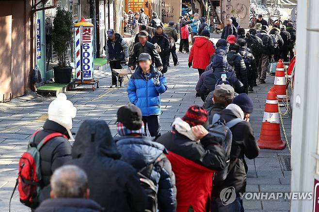 '초고령 사회' 진입한 대한민국 (서울=연합뉴스) 서대연 기자 = 대한민국이 주민등록 인구 중 65세 이상이 차지하는 비율이 20%를 넘어서며 초고령 사회에 진입한 가운데 24일 서울 종로구 탑골공원 원각사 노인무료급식소 앞이 식사를 기다리는 어르신들로 붐비고 있다. 2024.12.24 dwise@yna.co.kr