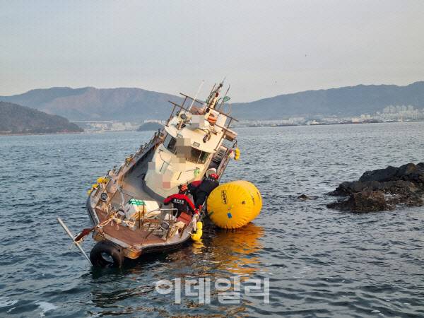 경남 창원시 진행구 안곡동 화도에서 약 370m 떨어진 도투마리암 인근 해상서 암초에 좌초된 낚시어선 (사진=뉴시스)