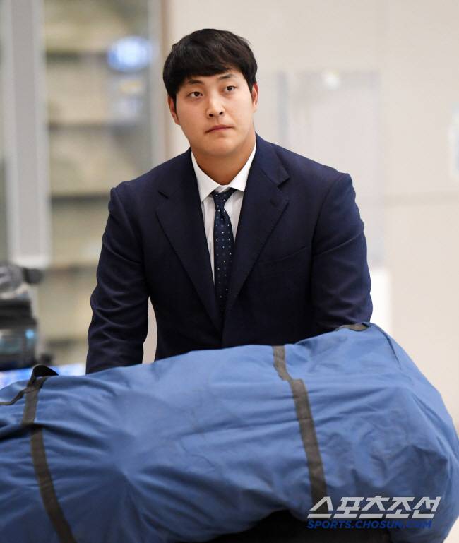 키움 히어로즈 선수단이 2024 스프링캠프를 마치고 6일 인천국제공항을 통해 귀국했다. 조상우가 입국장을 나서고 있다. 인천공항=박재만 기자 pjm@sportschosun.com/2024.03.06/