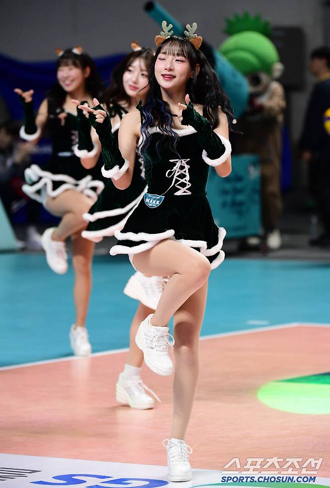 크리스마스를 맞아 산타걸로 변신한 GS칼텍스 치어리더들.