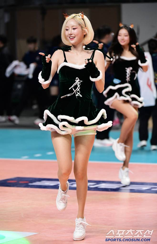 화려한 무대 선보이는 GS칼텍스 치어리더 서현숙.