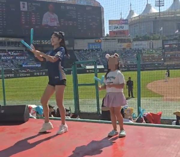 소녀팬(오른쪽)과 같이 응원을 펼치는 김수현 치어리더. ⓒ김수현 치어리더