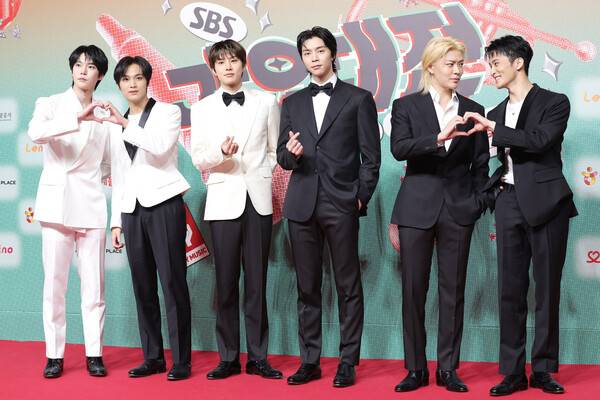 '2024 SBS 가요대전' 레드카펫 행사에 참석한 NCT127. 24.12.25. ⓒ이혜영 기자 lhy@hankooki.com