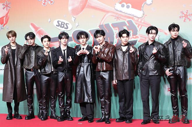 '2024 SBS 가요대전' 레드카펫 행사에 참석한 제로베이스원. 24.12.25. ⓒ이혜영 기자 lhy@hankooki.com