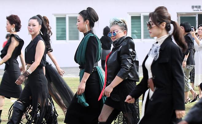 지난 10월 17일 부산진구 부산시민공원 다솜관 일대에서 '2024 부산 50+일자리박람회' 사전 행사로 시니어모델 패션쇼가 열리고 있다. /김동환 기자