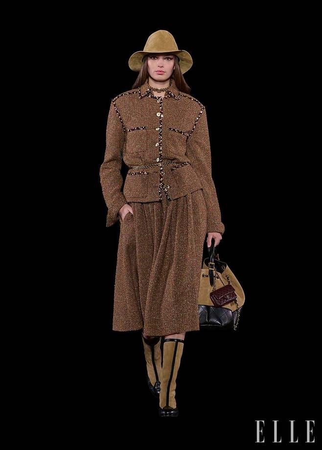 모자로 여행자 무드를 연출한 트위드 세트업.