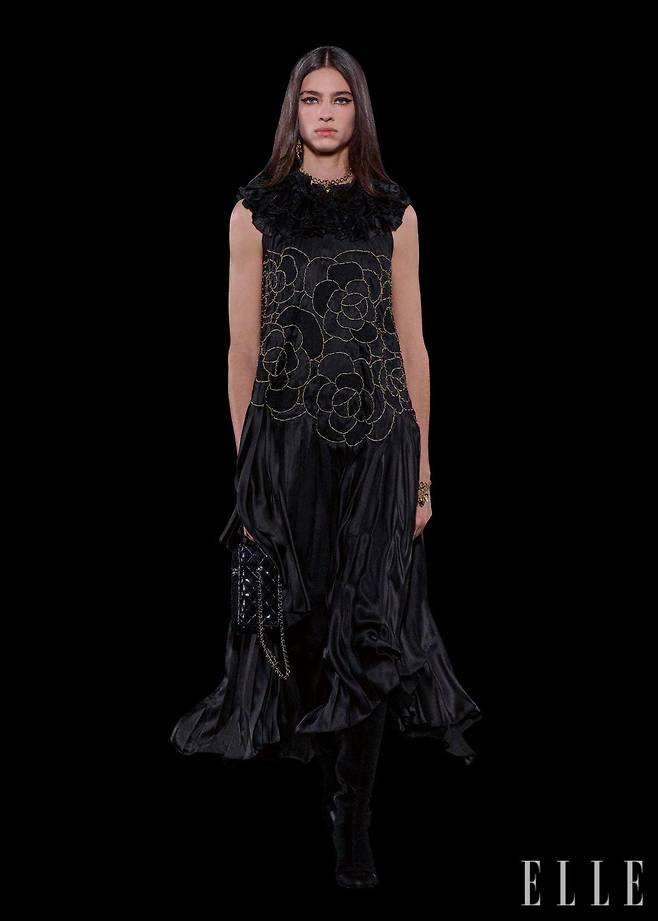 깃털과 플라워 장식을 전문으로 하는 르마리에 공방과 플리츠 장인인 로뇽 공방이 함께 제작한 블랙 드레스, 실크 새틴 재킷과 스커트.