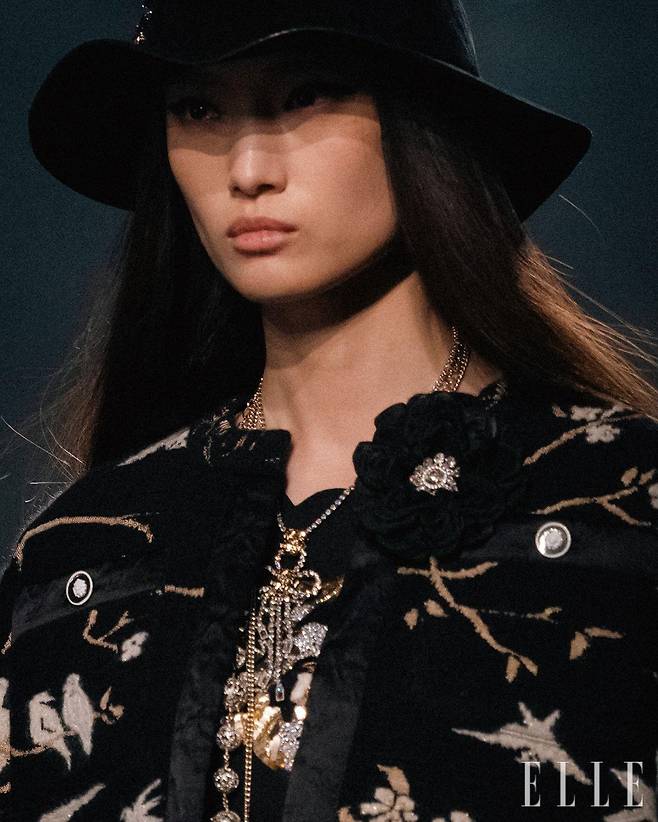 공방 메종 미셸에서 제작한 모자를 스타일링한 룩.