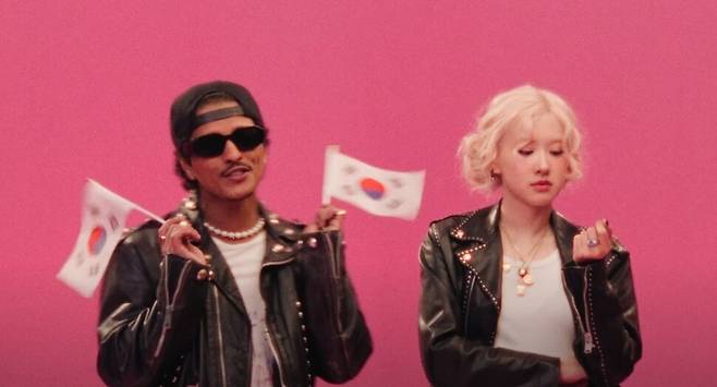 ‘아파트’ 뮤직비디오 한 장면. 유튜브 갈무리