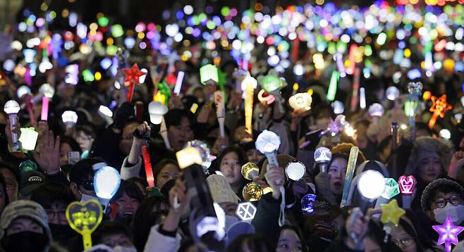 윤석열 대통령 탄핵소추안이 국회에서 가결된 지난 14일 오후 국회 앞에서 시민들이 각자의 응원봉을 들고 기뻐하고 있다. 김명진 기자 littleprince@hani.co.kr