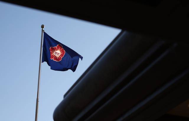 헌법재판소가 오는 27일 윤석열 대통령 탄핵심판 사건의 첫 변론준비 기일을 진행하기로 한 가운데 24일 서울 종로구 헌법재판소에서 깃발이 바람에 흩날리고 있다. 뉴시스