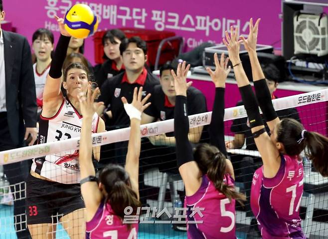 2024-2025 프로배구 V리그 여자부 흥국생명과 정관장의 경기가 12일 오후 인천삼산월드체육관에서 열렸다. 부키리치가 블로커 3명을 넘겨 스파이크 공격을 하고 있다. 인천=김민규 기자 mgkim1@edaily.co.kr /2024.11.12/