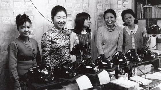 1969년 다이얼서비스 창업 당시 직원들과 함께 한 곤노 유리(왼쪽 둘째). ‘아기 110번’ ‘성희롱 신고 핫라인’ ‘황혼 110번’ 등 일본에 전화 상담 서비스를 탄생시킨 벤처의 어머니로 통한다. [사진 다이얼서비스 홈페이지]