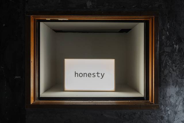 텍스트 작품 ‘honesty'. 아마도예술공간 제공